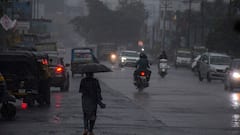 Weather Update: দুপুর পেরোতেই আকাশ ঢাকল মেঘে, বৃষ্টি শুরু কলকাতায় ! কেমন আবহাওয়া থাকবে আজ ও আগামীকাল ?