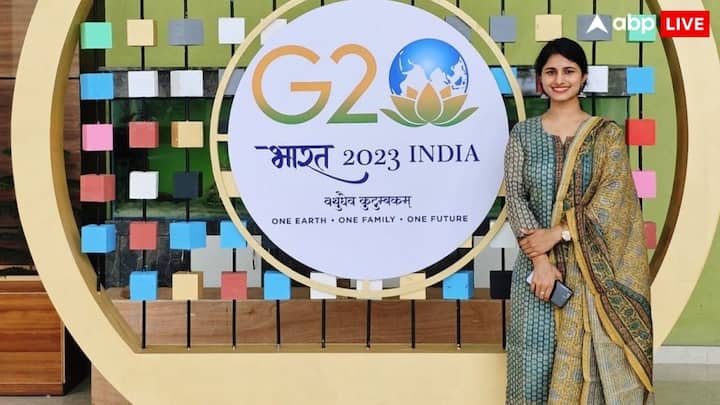 उच्च वेतन की नौकरी छोड़ बिना कोचिंग के आखिरकार विशाखा ने अपना सपना पूरा किया. 1994 में दिल्ली में जन्मी विशाखा के पिता राजकुमार यादव एक सहायक उप-निरीक्षक हैं, जबकि उनकी मां एक गृहिणी हैं.