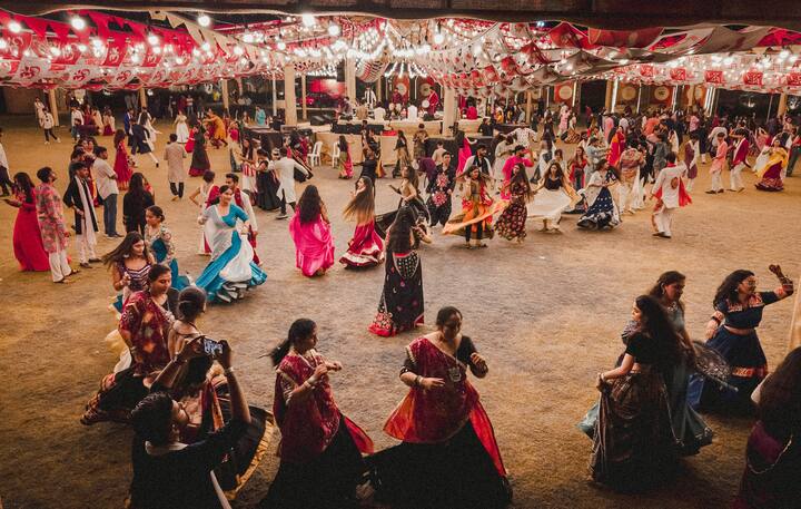 गरबा हे देवीच्या सन्मानार्थ केले जाणारे एक पवित्र नृत्य आहे. या दिवसांत भक्त आनंदाने एकत्र येऊन गरबा खेळतात आणि उत्सव साजरा करतात.