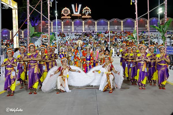 గుజరాత్ – గర్భా నృత్యం, అస్సాం – సత్రియ నృత్యం, రాజస్థాన్ – జఖరీ నృత్యం, ఝార్ఖండ్ – చౌ నృత్యంతో అలరించారు.