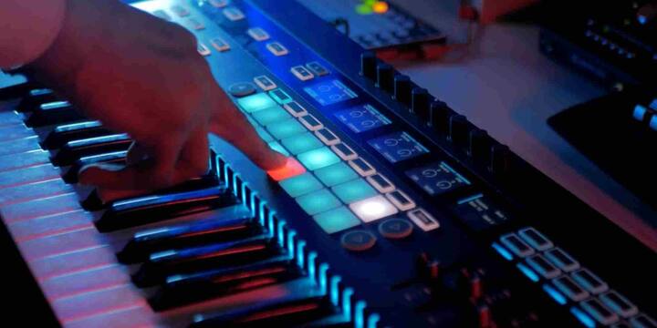 नियॉन के टर्म्स ऑफ सर्विस के अनुसार, यह ऐप इनबाउंड और आउटबाउंड दोनों तरह की कॉल्स को रिकॉर्ड कर सकता है. हालांकि कंपनी का दावा है कि केवल यूजर की ओर से आने वाली ऑडियो ही सेव होती है. लेकिन शर्तों के मुताबिक, नियॉन को यह अधिकार है कि वह इस डेटा का ग्लोबल लेवल पर इस्तेमाल, बिक्री और संशोधन कर सकता है. यही कारण है कि डेटा सुरक्षा और प्राइवेसी पर गंभीर सवाल उठ रहे हैं.