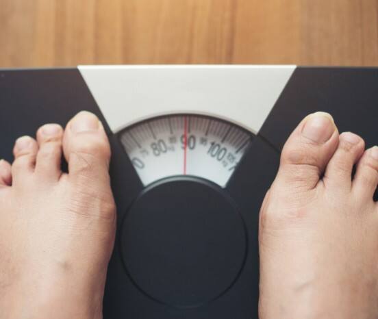 अचानक वजन बढ़ना: पेट और कमर के आसपास चर्बी का बढ़ना इंसुलिन रेजिस्टेंस का प्रमुख लक्षण है. यह अक्सर तब होता है जब शरीर ग्लूकोज़ को सही तरह से उपयोग नहीं कर पाता.