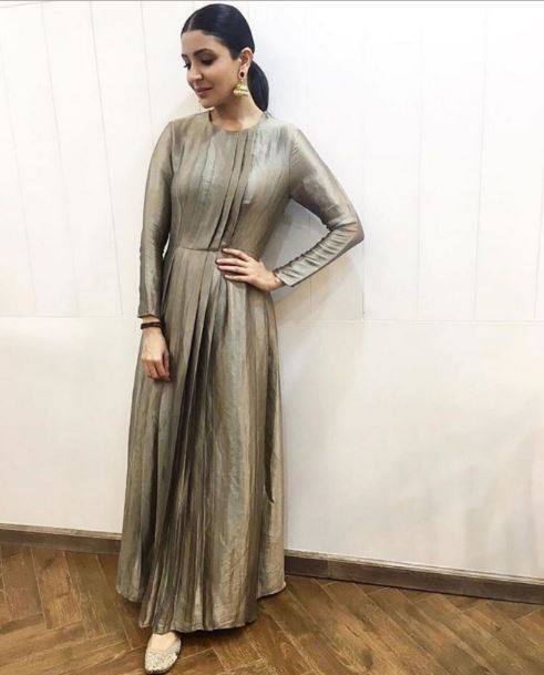 You can also try this anarkali kurta of Anushka Sharma for Navratri Puja. You can wear matching earrings to make the look beautiful.