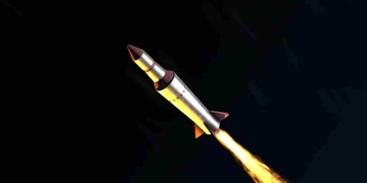 चीन का DF-41 भी लंबी रेंज वाले ICBM की श्रेणी में शीर्ष पर आता है. इसका अनुमानित रेंज 12,000 से 15,000 किलोमीटर के बीच दिया जाता है और यह रोड-मोबाइल लॉन्चिंग क्षमता रखता है जिससे इसे डिफेंस सिस्टम के लिए ट्रैक करना और निवारण मुश्किल हो जाता है. DF-41 भी कई MIRV वारहेड ले जाने में सक्षम बताया जाता है, इसलिए इसे भी वैश्विक रणनीतिक बैलेंस में अहम माना जाता है.