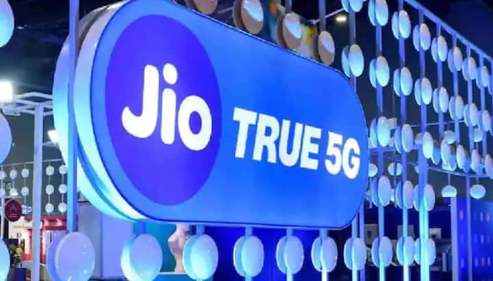 Vi ਦਾ 1.5GB ਰੋਜ਼ਾਨਾ ਡਾਟਾ ਪਲਾਨ ਵੀ 349 ਰੁਪਏ ਵਿੱਚ ਉਪਲਬਧ ਹੈ। ਇਹ ਪਲਾਨ 28 ਦਿਨਾਂ ਦੀ ਵੈਧਤਾ ਦੇ ਨਾਲ ਵੀ ਆਉਂਦਾ ਹੈ ਅਤੇ ਇਸ ਵਿੱਚ ਅਸੀਮਤ ਕਾਲਿੰਗ ਅਤੇ ਪ੍ਰਤੀ ਦਿਨ 100 SMS ਸ਼ਾਮਲ ਹਨ। ਇਸ Vi ਪਲਾਨ ਦੀ ਖਾਸ ਗੱਲ ਇਹ ਹੈ ਕਿ ਅੱਧੀ ਰਾਤ 12 ਵਜੇ ਤੋਂ ਸਵੇਰੇ 6 ਵਜੇ ਤੱਕ ਇੰਟਰਨੈਟ ਦੀ ਵਰਤੋਂ ਅਸੀਮਤ ਹੈ। ਇਸ ਤੋਂ ਇਲਾਵਾ, Vi ਐਪ ਰਾਹੀਂ 2GB ਵਾਧੂ ਡੇਟਾ ਮੁਫ਼ਤ ਵਿੱਚ ਦਾਅਵਾ ਕੀਤਾ ਜਾ ਸਕਦਾ ਹੈ।