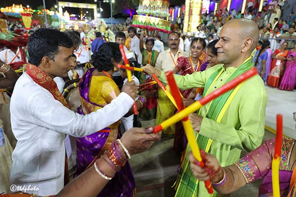 దీపం నృత్యాలు, భజనలు, జానపద నృత్యాలు, కోలాటాలు, భక్తి, ఆధ్యాత్మికతల సమ్మేళనంగా నిలిచాయి