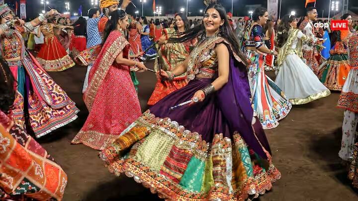 ગરબા શબ્દ ગર્ભ પરથી આવ્યો છે, જેનો અર્થ ગર્ભ થાય છે. બીજા શબ્દોમાં કહીએ તો, તે આદિમ ગર્ભનું પ્રતિનિધિત્વ કરે છે, શક્તિ (શક્તિ) નું સ્થાન જ્યાંથી બ્રહ્માંડનો જન્મ થયો હતો. ગરબા કરતી વખતે, મધ્યમાં એક દીવો મૂકવામાં આવે છે. આ દૈવી પ્રકાશ માતા દેવીનું પ્રતીક છે, જે અસ્તિત્વના ગર્ભમાં સ્થિત એક શાશ્વત પ્રકાશ છે.