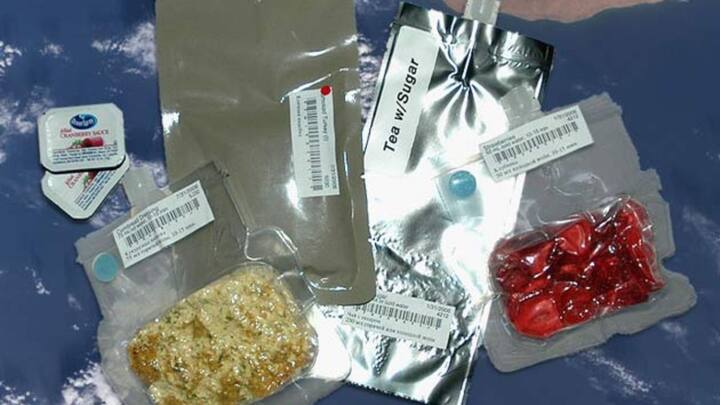 अंतरिक्ष एजेंसियों ने इस समस्या का समाधान खोज लिया है. सबसे आम तरीके हैं, नमक छोटे पैकेट या पाउच में लिक्विड फॉर्म में बंद होता है. इसे सीधे खाने के ऊपर दबाकर डाला जाता है. इस प्रक्रिया से नमक हवा में नहीं उड़ता है.