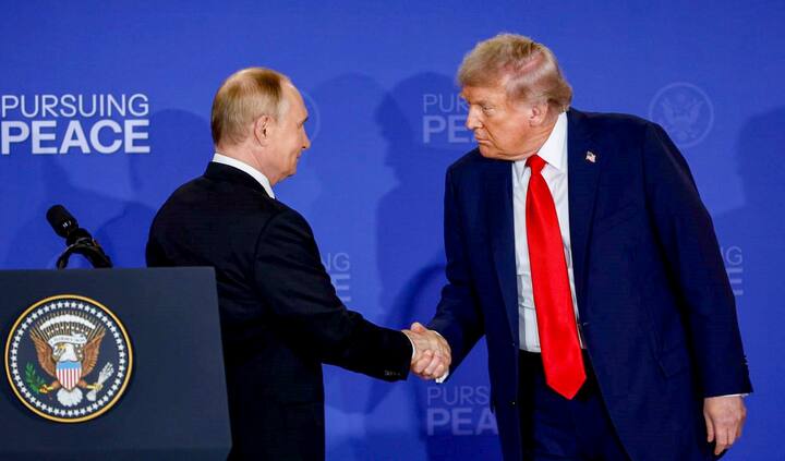 रशियाकडून तेल खरेदी कमी करायची असल्यास भारतीय रिफायनर्सला इराण आणि वेनेझुएला यांच्याकडून तेल खरेदीसाठी अमेरिकेनं परवानगी द्यावी. कारण या दोन्ही देशांवर सध्या आंतरराष्ट्रीय पातळीवर प्रतिबंध घालण्यात आले आहेत.