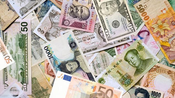 Like India, different currency notes and coins are in circulation in Singapore. 2, 5, 10, 50, 100, 1000 and 10,000 Singapore dollars are run in Singapore. Apart from this, 5, 10, 20, 50 cents and 1 Singapore dollars run as coins.