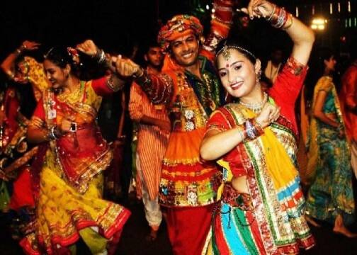 શારદીય નવરાત્રીની શરૂઆત સાથે, લોકો ઘણીવાર માતા દેવીની પૂજા કરવાનું અને ગરબા રમે છે. ગરબા એ દેવી ભગવતીની ભક્તિમાં કરવામાં આવતો એક પાવન ગુજરાતી લોક નૃત્ય છે. આ લોકનૃત્યમાં લોકો ગરબી (એટલે કે માંડવી)ની ફરતે સંગીતના તાલે ઝુમે છે.