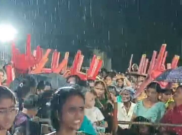 हिंगोली शहरातील जिल्हापरिषद मैदानावर गौतमी पाटील आणि माधुरी पवार यांच्या कार्यक्रमाचे आयोजन करण्यात आले होते.
