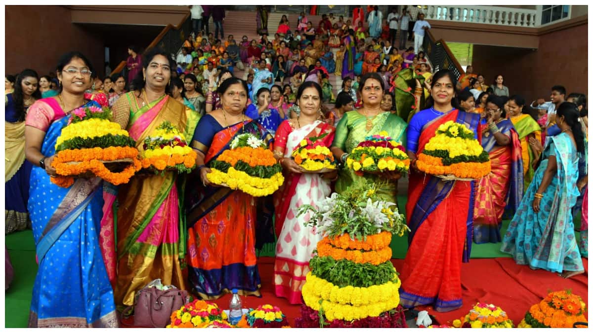 Bathukamma : తెలంగాణ సచివాలయంలో బతుకమ్మ వేడుకల్లో పాల్గొన్న మహిళా మంత్రులు