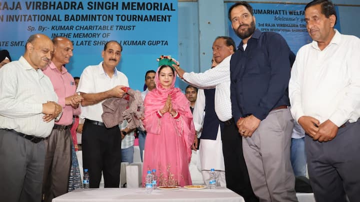 The wife of Minister Vikramaditya Singh was honored by wearing Himachal hat at the program.