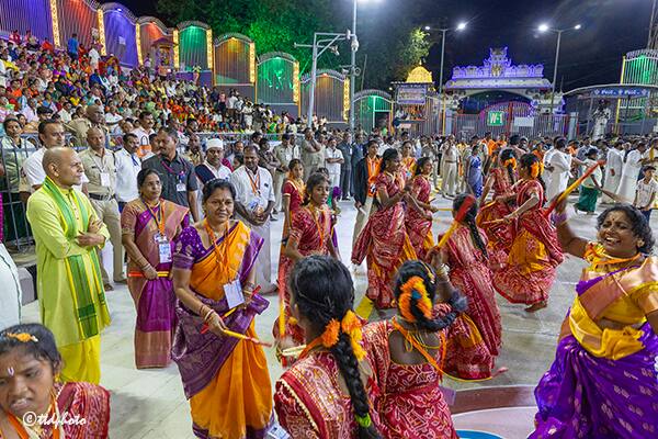 మొత్తం 21 కళాబృందాలు 536 మంది కళాకారులు ప్రత్యేక నృత్యాలతో అలరించారు