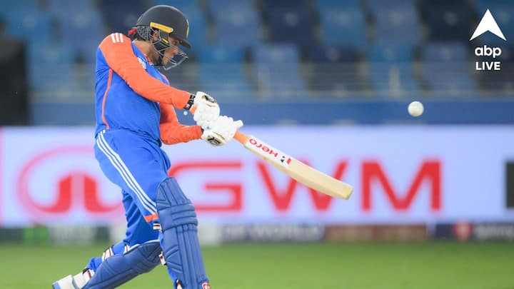 তারপরই উজ্জ্বল আর এক শর্মা, অভিষেক। রোহিতের মতোই যিনি ইনিংস ওপেন করছেন।