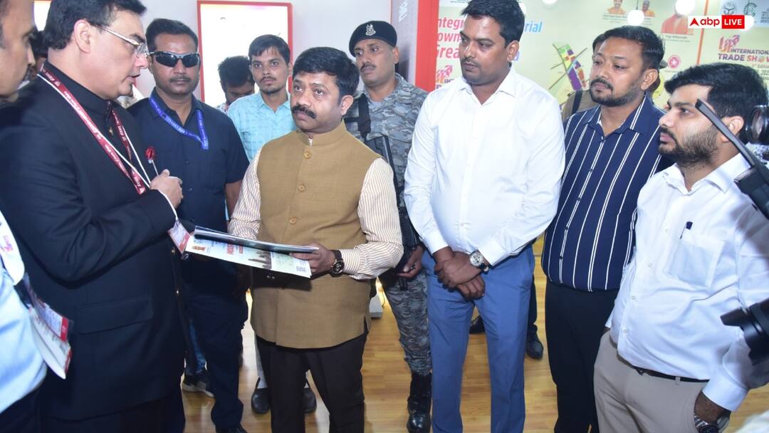 Uptis 2025 trade fair greater Noida pm narendra modi cm yogi Adityanath inspect stall ann UPTIS 2025 में दिखा युवाओं का उत्साह, ग्रेटर नोएडा स्टॉल में एआई और सिमुलेटर गेम्स ने खींचा ध्यान