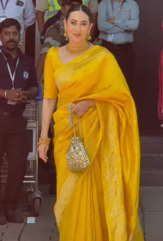 करिश्मा कपूर के हाथ में एक प्यारा सा बैग भी था। अंदर जाने से पहले करिश्मा ने अपने पिता के लिए पोज़ दिया।
