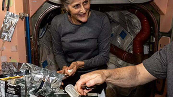 NASA और अन्य अंतरिक्ष एजेंसियों ने ऐसा नमक विकसित किया है जो छोटे, नियंत्रित दानों में आते हैं. इन्हें स्पेस फ्रेंडली कहा जाता है, क्योंकि ये बिना उड़े आसानी से खाने में मिल जाते हैं.