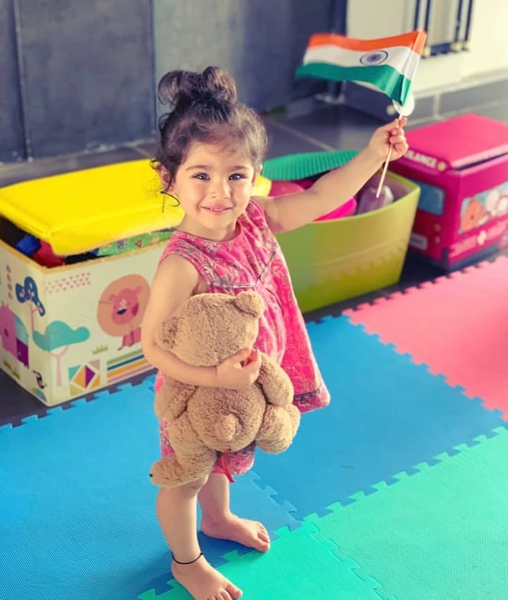 सोफा अली खान और कुणाल खेमू के घर 29 सिंतबर 2017 को प्यारी सी बेटी ने जन्म लिया था,जिसका कपल ने इनाया नौमी खेमू नाम रखा.