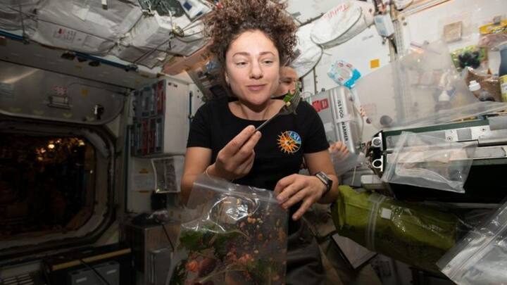 अक्सर अंतरिक्ष में भेजे जाने वाले खाने में पहले से ही नमक और मसाले शामिल होते हैं. इससे एस्ट्रोनॉट्स को अलग से नमक डालने की जरूरत बहुत कम हो जाती है.