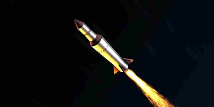 ट्राइडेंट II D5 एक सबमरीन-लॉन्चेड बैलिस्टिक मिसाइल (SLBM) है जो समुद्र-आधारित न्यूक्लियर त्रि-स्थापना (nuclear triad) का अहम हिस्सा है. इसकी सटीकता, विश्वसनीयता और समुद्री बेसिंग इसे रणनीतिक रूप से घातक और बचाव-योग्य बनाती है.