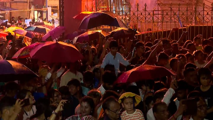 আবহাওয়া দফরত সূত্রে জানানো হচ্ছে, বঙ্গোপসাগরে তৈরি নিম্নচাপ ওড়িশা উপকূলের দিকে যাবে। তার জেরে হালকা থেকে মাঝারি বৃষ্টিপাতের সম্ভাবনা রয়েছে পশ্চিমবঙ্গ জুড়ে।
