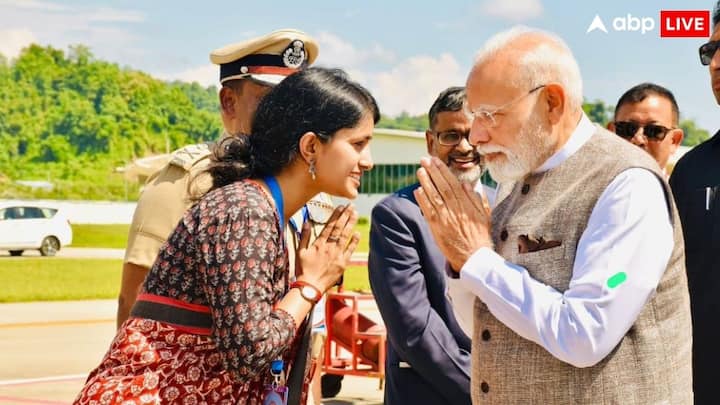 प्रधानमंत्री नरेंद्र मोदी के सोमवार को अरुणाचल प्रदेश दौरे के दौरान एक IAS ऑफिसर ने उनका स्वागत किया. अब सोशल मीडिया पर इस IAS को लेकर काफी चर्चा चल रही है. आइए इनके बारे में जानते हैं.