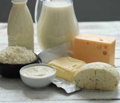 डेयरी उत्पाद: दूध या पनीर जैसी चीज़ें जिन लोगों को लैक्टोज इनटॉलरेंस है, उनमें ब्लोटिंग और पाचन संबंधी समस्या का कारण बन सकती हैं.