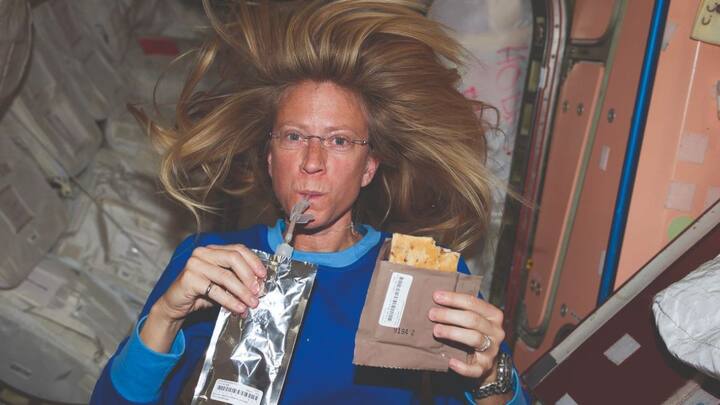 लिक्विड या सॉस के लिए स्ट्रॉ या ट्यूब का इस्तेमाल होता है. कभी-कभी नमक को भी इसी तरह छोटे कंटेनरों में रखा जाता है और सीधे खाने में मिलाया जाता है.