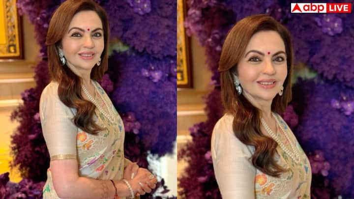 क्रीम कलर की लाइटवेट प्रिंटेड साड़ी में नीता बेहद सटल और एलिगेंट लगीं. हल्के रंग पसंद करने वालों के लिए ये परफेक्ट इंस्पिरेशन है.