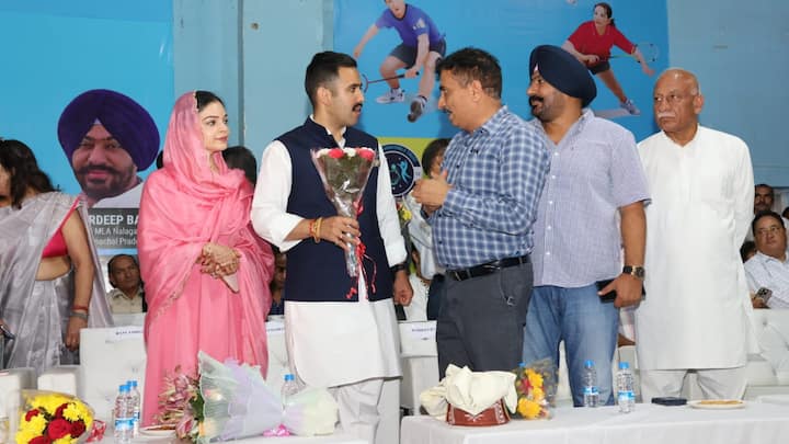 In the program, the present people presented a wreath to the minister.