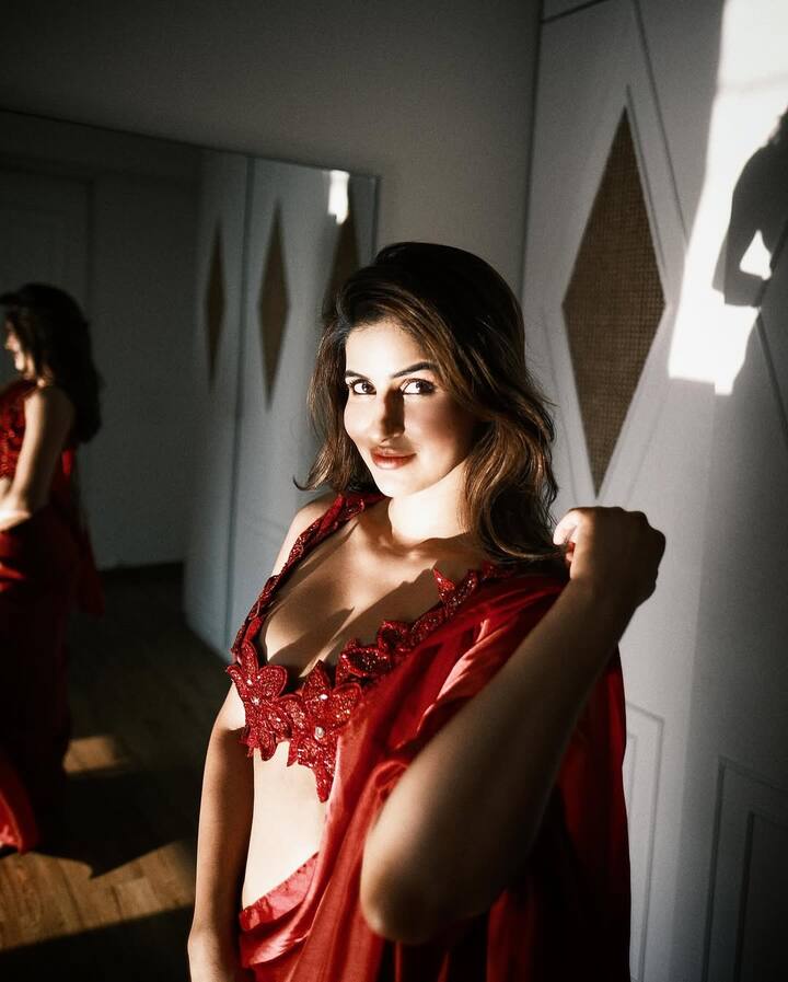 ફિલ્મ 'સોનૂ કી ટીટૂ કી સ્વીટી' ના સોંગ 'બમ ડિગી ડિગી'માં જોવા મળેલી મોડલ અને એક્ટ્રેસ સાક્ષી મલિક પોતાના બોલ્ડ અને હોટ અંદાજને લઈ સોશિયલ મીડિયામાં ચર્ચામાં રહે છે. હાલમાં સાક્ષી મલિકે તેના ઈન્સ્ટાગ્રામ પર રેડ સાડીમાં ખૂબ જ શાનદાર તસવીરો શેર કરી છે.