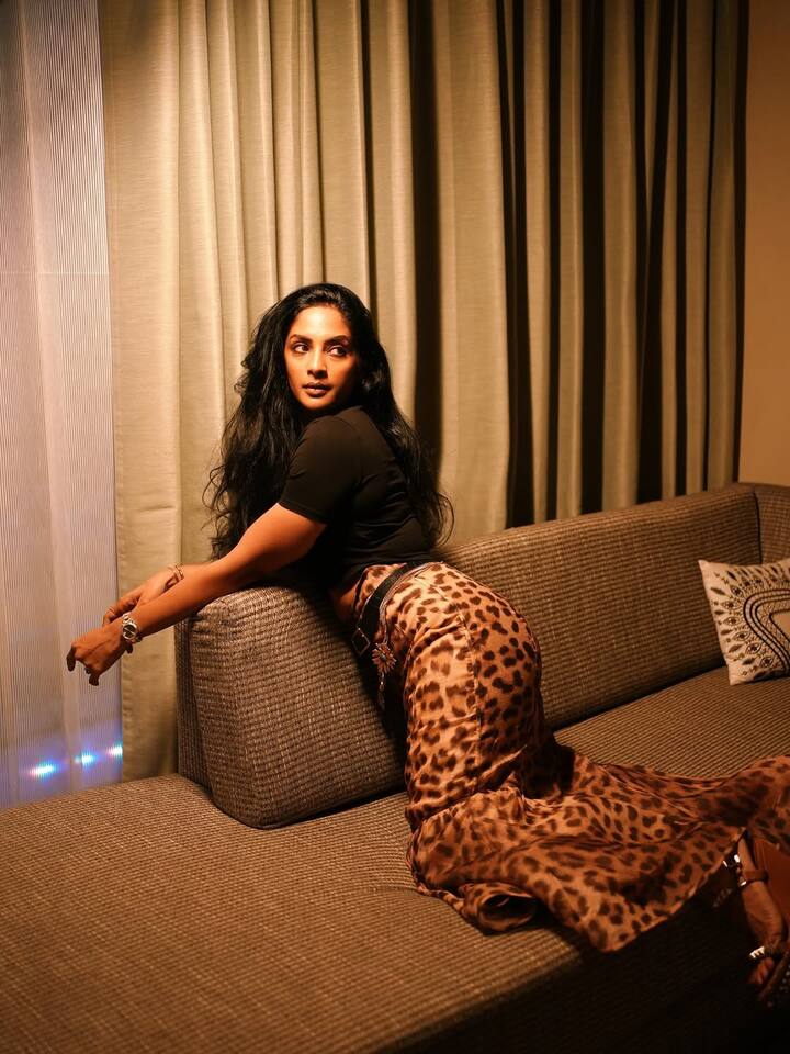 హైదరాబాద్ సిటీలోని ఏఎంబీ మల్టీప్లెక్స్‌లో 'ఓజీ' సినిమా పెయిడ్ ప్రీమియర్ షో చూశారు శ్రియా రెడ్డి. అప్పుడు ఈ డ్రస్ ధరించారు. (Image Courtesy: sriya_reddy / Instagram)