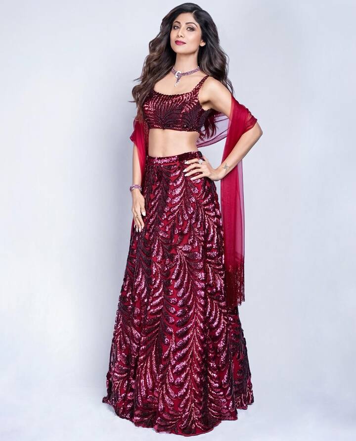 इस तस्वीर में शिल्पा स्टाइलिश लहंगे में नजर आ रही हैं. उन्होंने सिंपल नेकलेस कैरी किया है और सटल मेकअप रखा है. अगर आपको करवा चौथ पे मॉडर्न लुक चाहिए तो शिल्पा का ये लुक है बेस्ट इंस्पीरेशन.