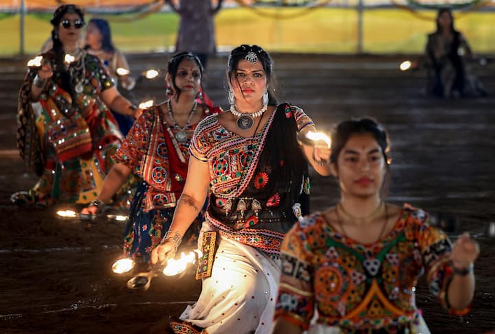 ‘गरबा’ हा शब्द ‘गर्भा’ पासून आला आहे. ‘गर्भा’ म्हणजे गर्भ, जो सृष्टीच्या आधीच्या शक्तीचे प्रतीक मानला जातो. गरब्यात मध्यभागी दिवा ठेवला जातो. हा दिवा देवीला अर्पण केलेल्या श्रद्धेचं प्रतीक आहे.