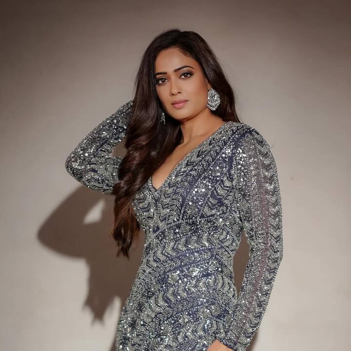 अपने लुक को कंप्लीट करने के लिए श्वेता ने बालों को लाइट कर्ल के साथ स्टाइल किया है और मिनिमल मेकअप लिया है.