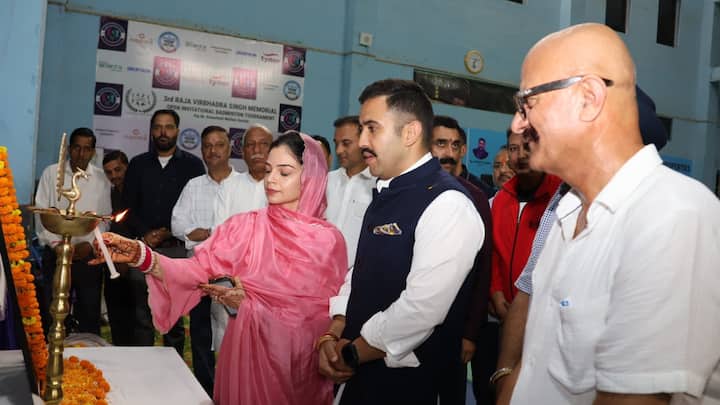 Dr. Amreen Kaur lit the lamp.