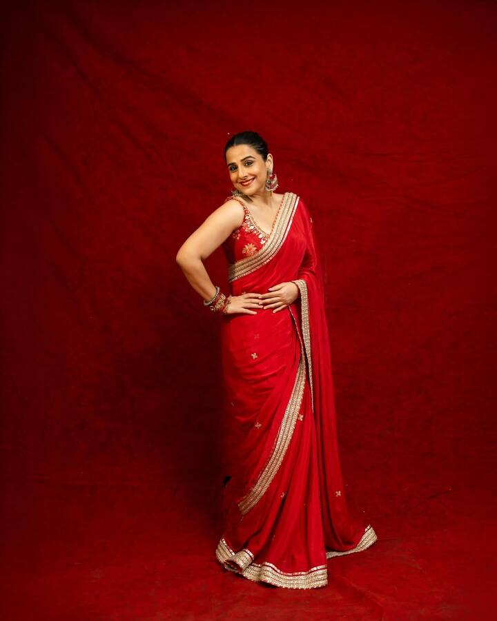 दूसरे दिन (लाल)- विद्या ने लाल रंग की जॉर्जेट फैब्रिक की साड़ी पहनी, जिसमें गोल्डन बॉर्डर और बूटी का काम था जो पावर और एनर्जी का प्रतीक है.