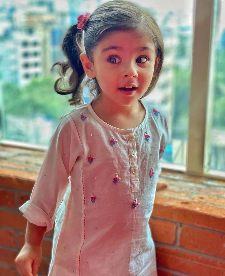 इनाया के नाम का मतलब है अल्लाह का तोहफा.बता दें इनाया का जन्म शारदीय नवरात्री में नवमी के दिन हुआ था. इसलिए उनके नाम के साथ नौमी जोड़ दिया गया.