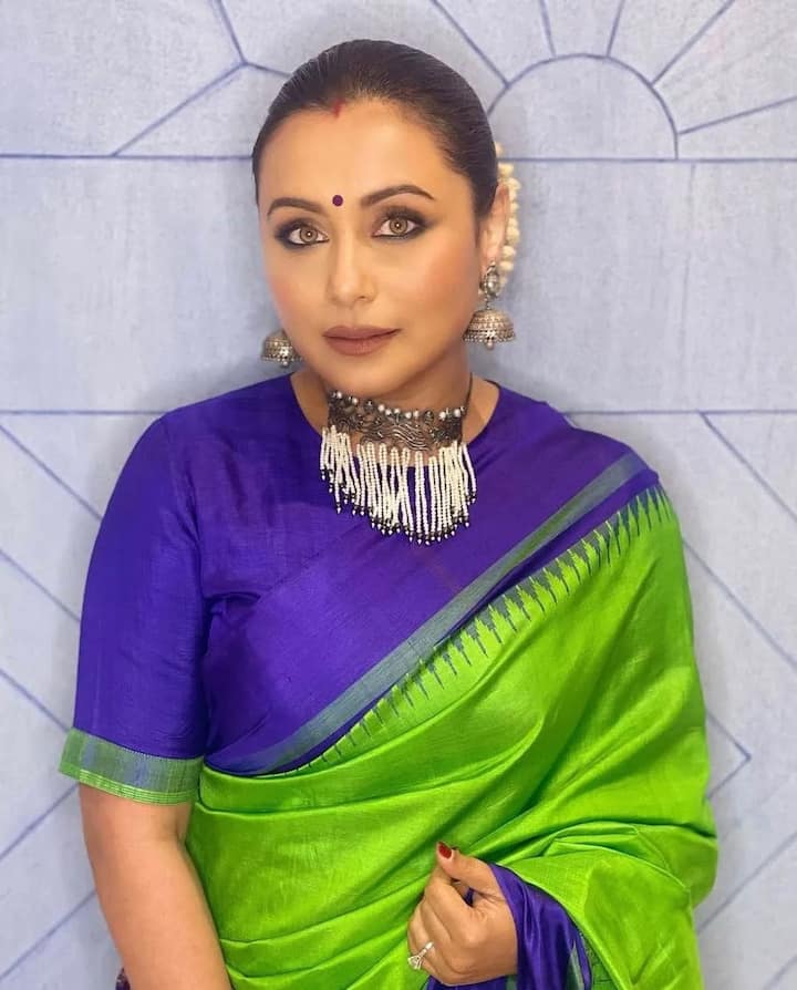 You can also try this look of Hasina in the festive season. If you want to make your look simple and classy, then like the actress, carry a contrasting color blouse of your saree. After doing stylish jewelery and smokey eye makeup, you will also be seen classy like Rani Mukherjee. You can enhance your look even more by applying gajra in your hair.