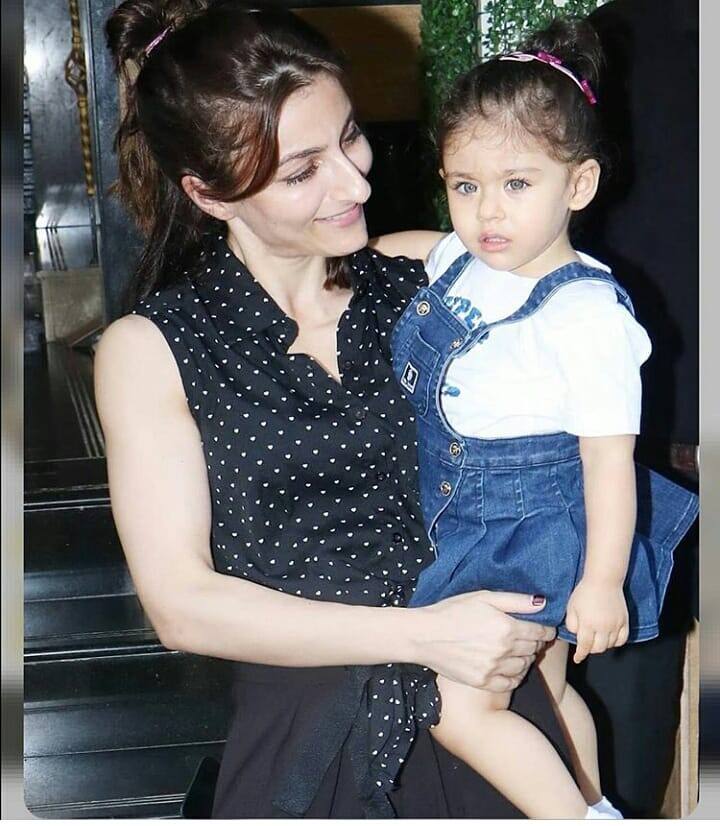 सोहा अली खान की लाडली इनाया की आंखें भी कंजी है, जिससे वो और भी ज्यादा खूबसूरत लगती हैं.