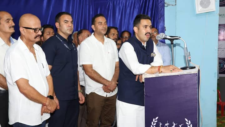 This was the first time after marriage when Minister Vikramaditya attended a public event.