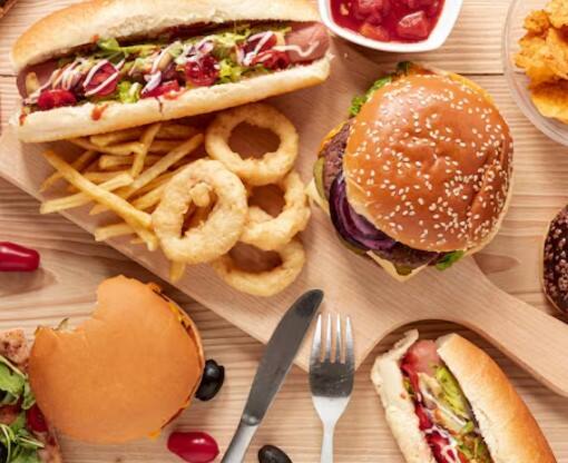 फास्ट फूड और तली-भुनी चीजें: बर्गर, पिज्जा और तली हुई चीज़ें फैट और नमक से भरपूर होती हैं. ये पेट में गैस और सूजन पैदा करती हैं और शरीर को सुस्त बना देती हैं.