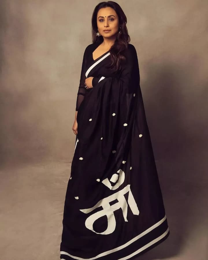 Rani Mukherjee Bala is also looking beautiful in this black and white simple saree. The letter 'Maa' written in the pallu of the saree is also drawing everyone's attention. You can also try similar minimal prints saree for everyday use.