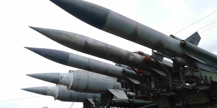 Avangard हाइपरसोनिक ग्लाइड वाहन है जो पारंपरिक मिसाइल रक्षा सिस्टम को धोखा दे सकता है. यह बेहद तेज गति से (हाइपरसोनिक) उड़ते हुए अपनी ऊंचाई और दिशा बदल सकता है जिससे ट्रैक करना और इंटरसेप्ट करना मुश्किल हो जाता है. इस तरह की गतिशीलता और अनिश्चित मार्ग सेफ्टी सिस्मट के लिए चुनौती खड़ी कर देती है.