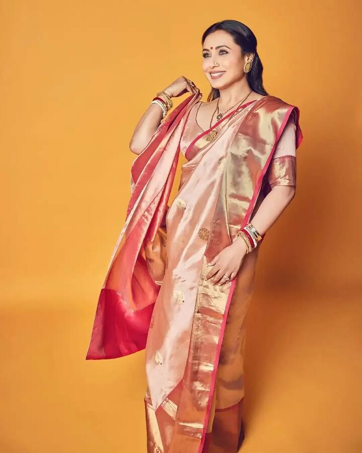In this viral photo, Rani Mukherjee has carried her sari in Bengali Drape style. This festive season you can also style your designer saree in this way. You can also praise everyone by completing the look with open hair and shimari makeup.