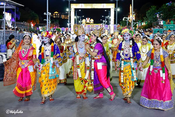 కేరళకు చెందిన కళాకారులు కథాకళి, తెలుగు రాష్ట్రాలకు చెందిన కళాకారులు కూచిపూడి, భరతనాట్యం, కోలాటాలు, తప్పెటగుళ్ళు ప్రదర్శించారు