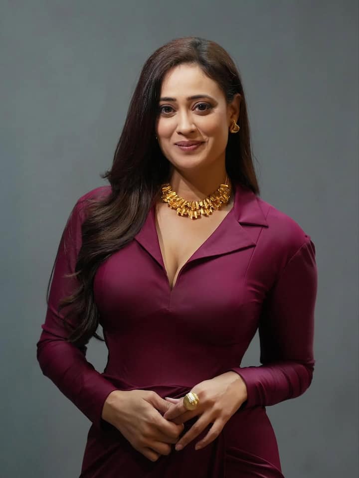 उनकी ग्लैमरस ब्यूटी को देखकर सोशल मीडिया पर हर कोई यही जानना चाहता है कि वो अपनी ब्यूटी को कैसे मेंटेन करती हैं.