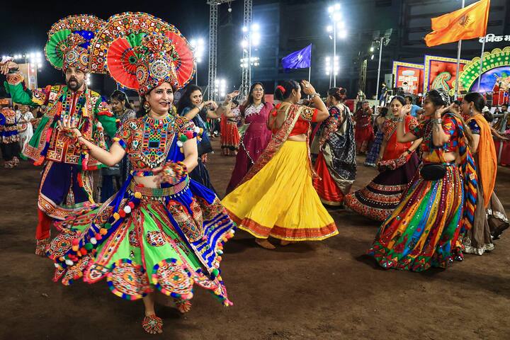 गरबा हे उत्साहाचं नृत्य आहे. देवीचा जागर यामार्फत केला जातो. यात हात-पायांची लय ही भगवान शंकर आणि शक्तीच्या एकतेचे प्रतीक मानली जाते.